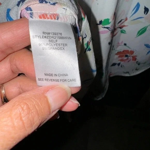 DR2 Daniel Rainn - cream  floral v-neck pleated front cap sleeves top, S… - Picture 4 of 7